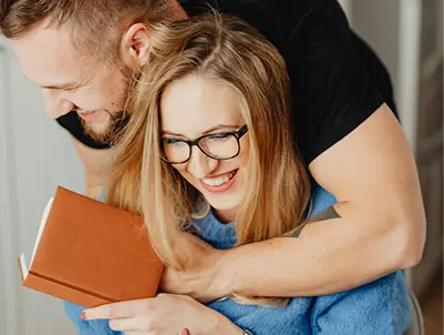 couple happy with best cleaning service in Los angeles
